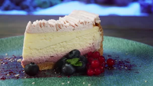 Classic cheesecake with berries on plate. — Stock Video