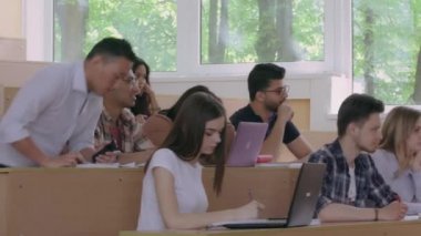 Üniversitede okuyan grup arkadaşları.