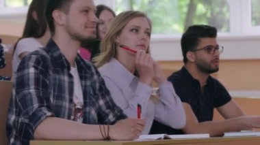 Üniversitede grup arkadaşları konuşur, kitaplarda yazar..