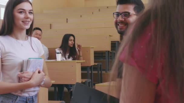 Grupos conversando durante a pausa na universidade . — Vídeo de Stock