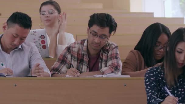 Coéquipiers étudient à l'université . — Video