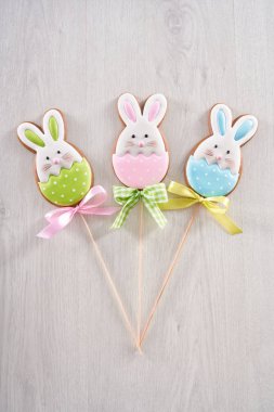 Çubukta sevimli tavşan şeklinde üç kurabiye.