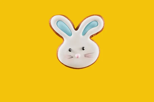 Fête fond jaune avec cookie en forme de lapin de Pâques — Photo
