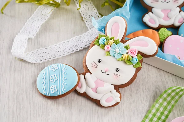 Bemalter Osterhase und blaue Ei-Lebkuchen — Stockfoto