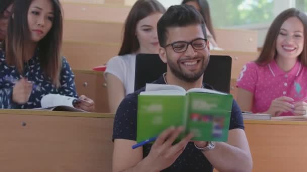 Man student läsa bok och skratta. — Stockvideo