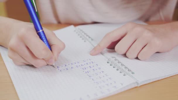 Инкогнито школьница делает уроки математики . — стоковое видео