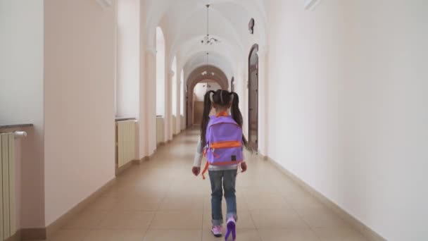 Menina com mochila entrando em sala de aula . — Vídeo de Stock