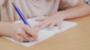 Telif defterine numaralar yazan bir öğrenci..