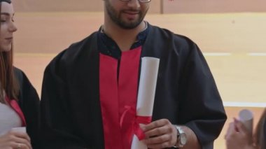 Bornozlu mezunlar ellerinde sertifikalar, eğleniyorlar..