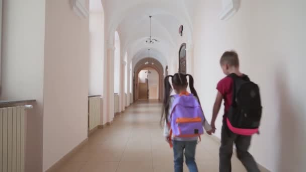 Children entering classroom. — Stock Video