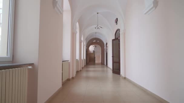 Schoolmates running through hallway. — Stock Video