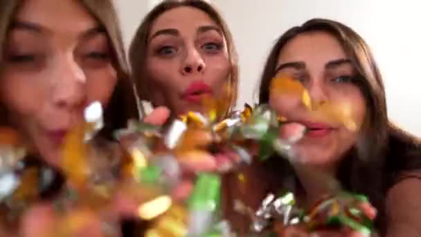 Dívky foukání konfety v kameře. — Stock video