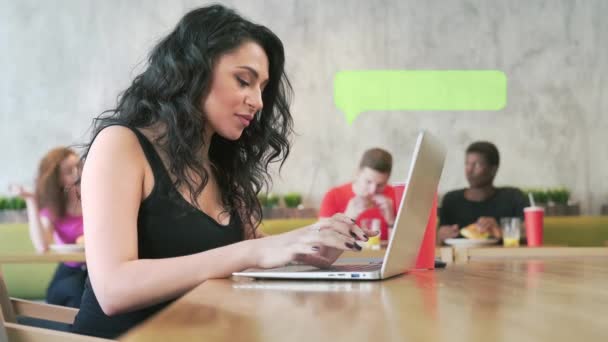 Wanita tersenyum menggunakan laptop di kafe . — Stok Video