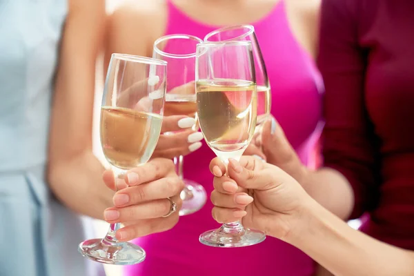 Meninas batendo copos com champanhe . — Fotografia de Stock