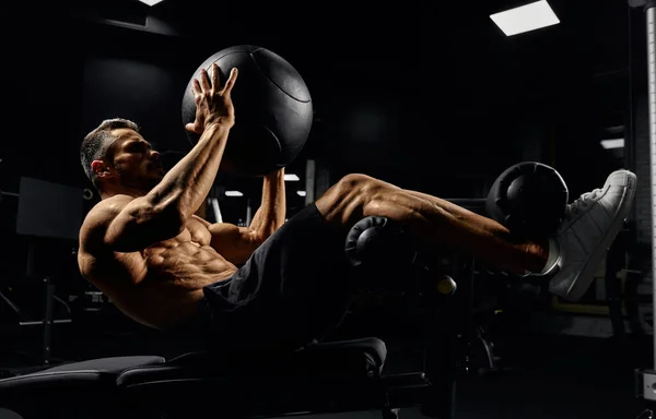 Man building core muscles with ball. — Stockfoto