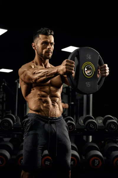 Bodybuilder holding weights straight out. — Stock Photo, Image