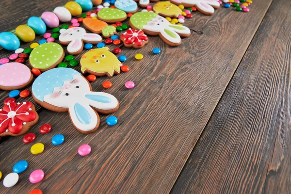 Galletas de jengibre de Pascua aisladas en mesa de madera . — Foto de Stock