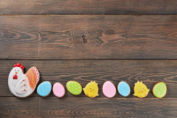 Easter ginger cookies and eggs in row. — Stock Photo, Image