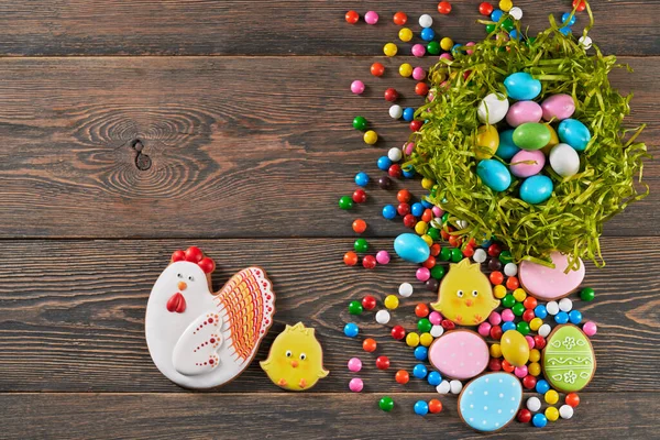 Easter ginger cookies and eggs in nest. — Stock Photo, Image