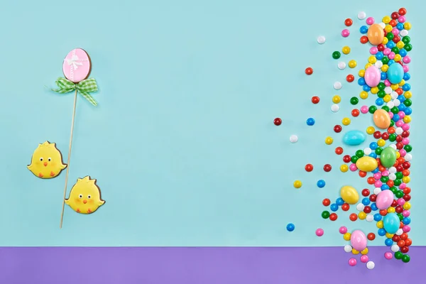 Coloridas bolas de chocolate y galletas de jengibre de Pascua . — Foto de Stock