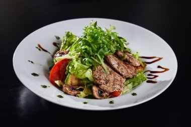 Kızarmış et ve sebzeli sıcak salata..