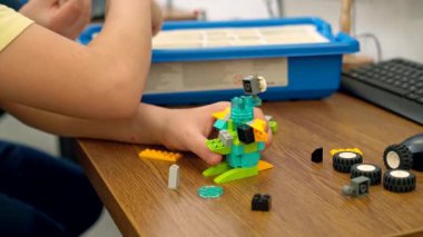 İnşaat malzemesi kullanan sahte çocuk..