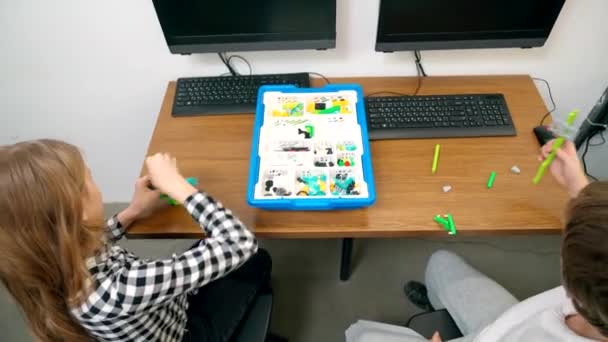 Crianças usando kit de construção em sala de aula . — Vídeo de Stock