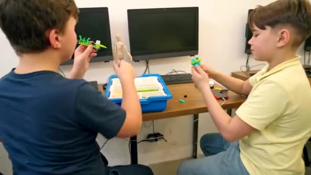 Niños usando kit de construcción. — Vídeos de Stock