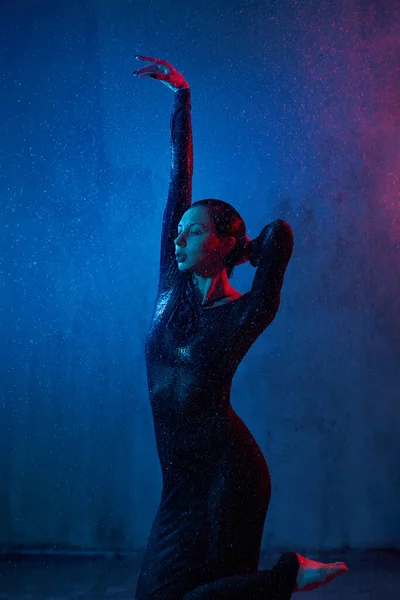 เซ็กซี่ ผู้หญิงเปียก โพสอยู่ใต้ฝน . — ภาพถ่ายสต็อก