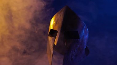 Spartalı kafa koruması duman içinde hareket ediyor.