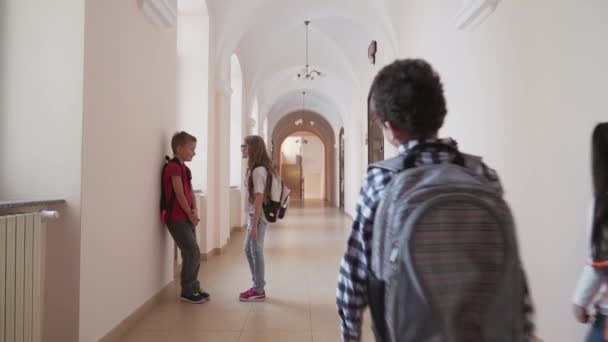 Bambini che parlano nel corridoio della scuola durante la pausa . — Video Stock