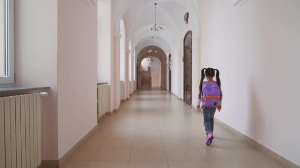 Chica con mochila entrar en el aula . — Vídeo de stock