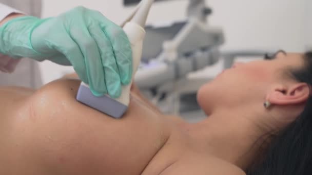 Mammoloog die de borst onderzoekt met ultrasoon apparaat. — Stockvideo