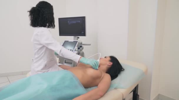 Mamólogo examinando mama con dispositivo de ultrasonido. — Vídeos de Stock