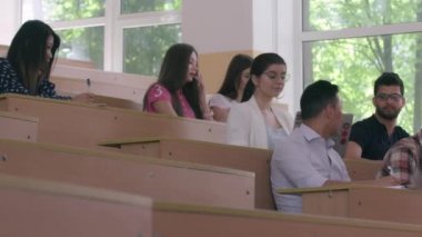 Üniversitede okuyan grup arkadaşları.