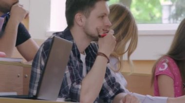 Üniversitede kopya kağıdı kullanan grup arkadaşları.