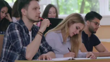 Üniversitede yazan öğrenciler.