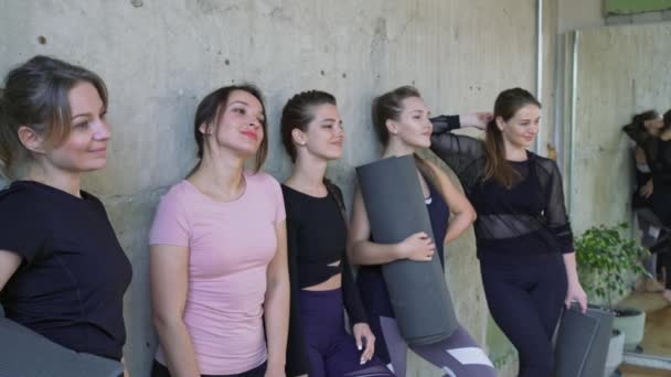 Grupo de cinco mujeres posando esteras . — Vídeos de Stock