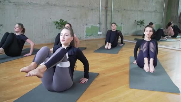 Grupo de mulheres que treinam abdominais no salão . — Vídeo de Stock