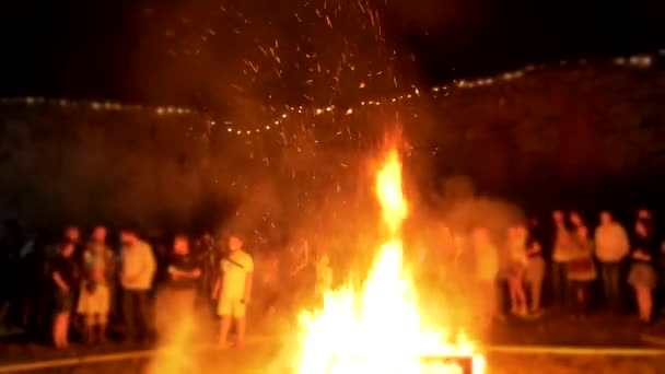 Bonfire jiskří proti tmavé obloze. — Stock video