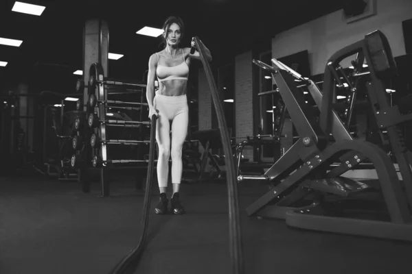 Монохромний портрет тренувань фітнес-леді в спортзалі . — стокове фото