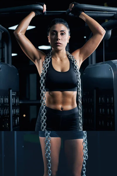 Deportiva posando con cadenas en el cuello . —  Fotos de Stock