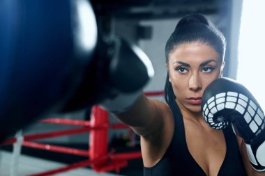 Boks eldivenli bir kadın..