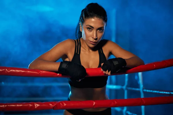 Mulher kickboxer tendo descanso após o treinamento . — Fotografia de Stock