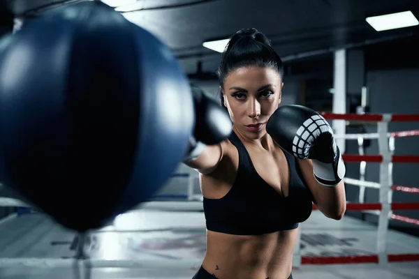 Mulher lutando em luvas de boxe. — Fotografia de Stock