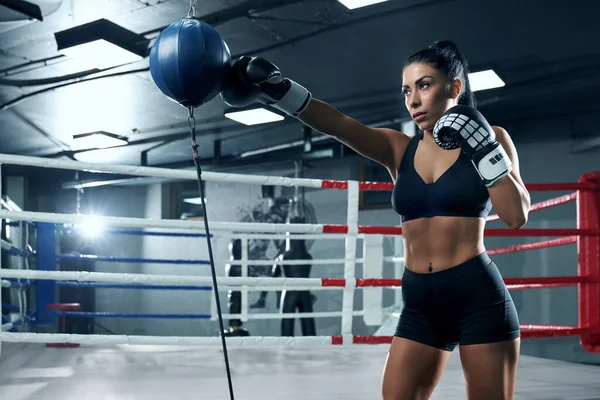 Спортивна жінка тренується в боксерських рукавичках . — стокове фото