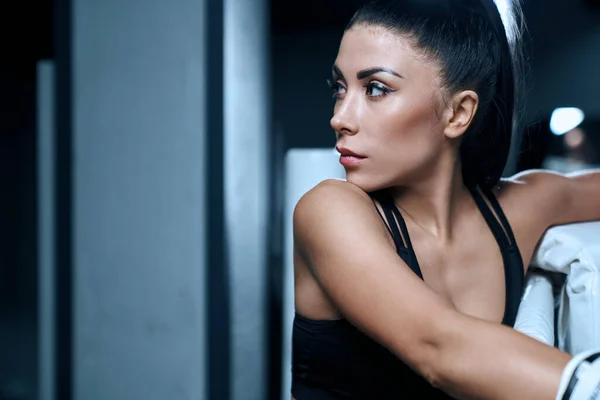 Mujer en ropa deportiva posando en el gimnasio . —  Fotos de Stock