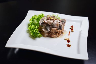 Mayonez soslu mantar salatası..