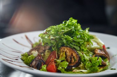 Kızarmış et ve sebzeli sıcak salata..