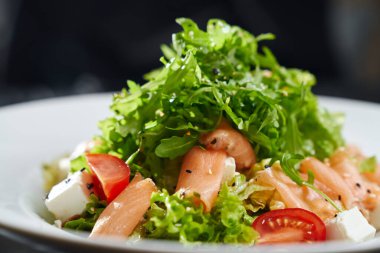 Lokantada taze somon salatası..